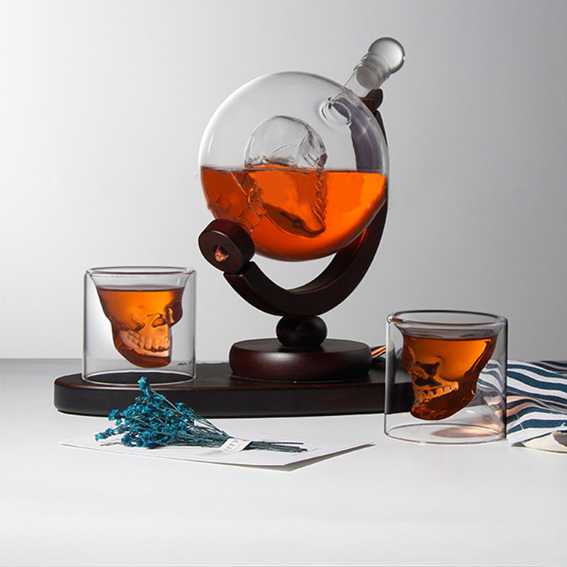 Decanter Globe Set - ชุดขวดเหล้ารูปทรงกระโหลกพร้อมฐานไม้สน แก้วซิลิโคน Gaopeng 2 ใบ แก้วไวน์ขนาดเล็ก